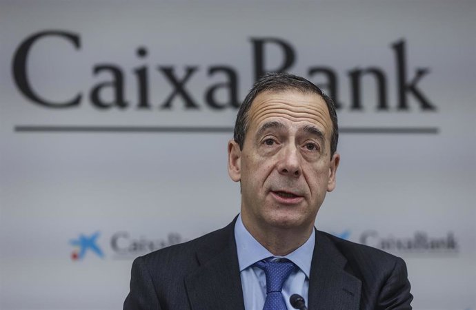 Archivo - El consejero delegado de CaixaBank, Gonzalo Gortázar, presenta a los medios de comunicación los resultados de la entidad correspondientes al ejercicio 2024, en la sede de Caixabank, a 30 de enero de 2025, en Valencia, Comunidad Valenciana (Españ