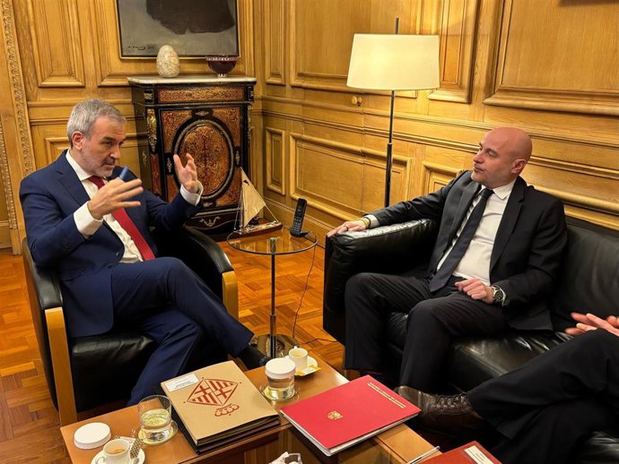 Collboni y Prieto en una reunión en su despacho este viernes, 30 de enero de 2026, sobre la regularización extraordinaria de migrantes del Gobierno