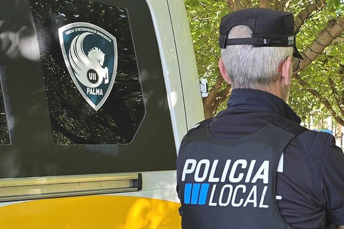 Un agente de la Policía Local de Palma, de espaldas.
