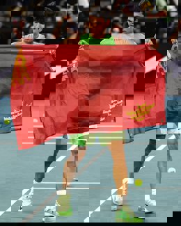 Carlos Alcaraz con la bandera de la Región de Murcia después de ganar la semifinal del Abierto de Australia