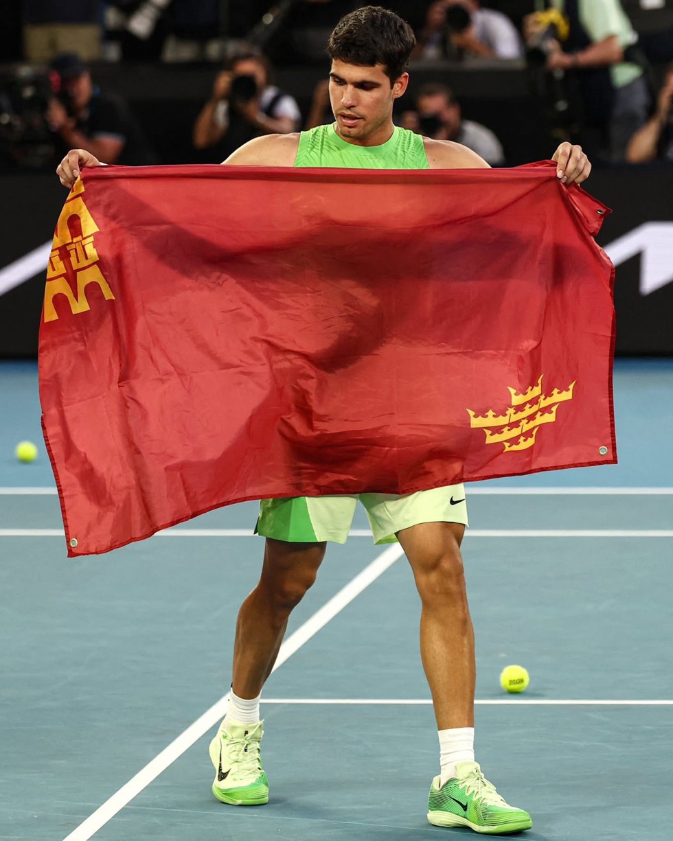 Carlos Alcaraz con la bandera de la Región de Murcia después de ganar la semifinal del Abierto de Australia