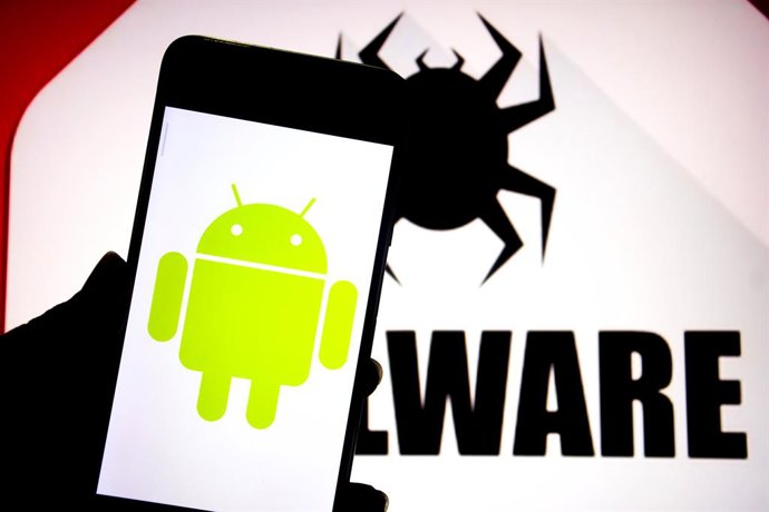 Archivo - Arquivo - 17 de dezembro de 2024, Índia: Nesta ilustração fotográfica, o logotipo do Android é exibido em um smartphone com o logotipo do Malware ao fundo.
