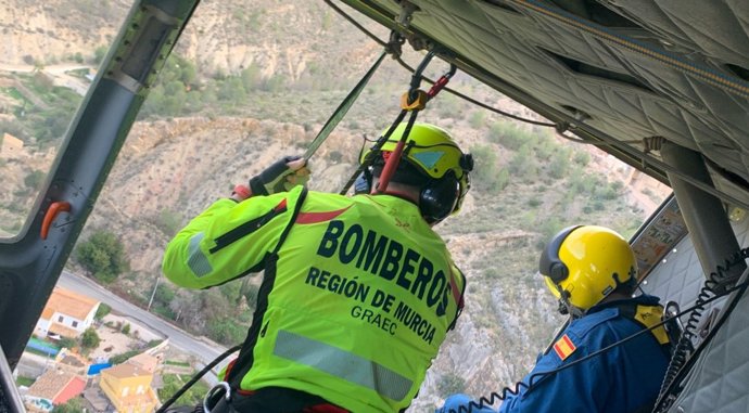 Bomberos rescatadores del CEIS en el helicóptero de la Dirección General de Seguridad Ciudadana y Emergencias