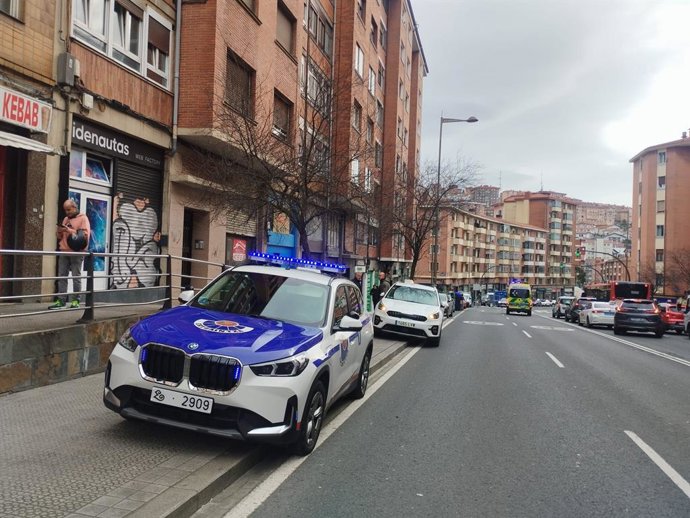 Ertzaintzaren auto bat gertaera izan den eraikinaren aurrean