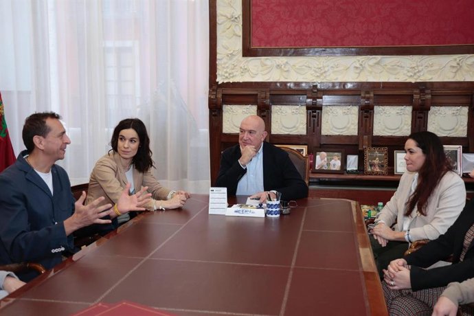 El alcalde de Valladolid, Jesús Julio Carnero, y la concejal delegada especial de Modernización Administrativa, Silvia Tomillo, (a la derecha de la  mesa), junto a representantes de Microsoft y Founderz.