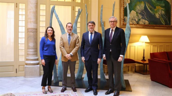 Le Senne recibe en audiencia a representantes del Colegio Oficial de Farmacéuticos.