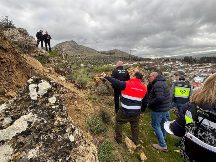 El diputado de Emergencias de Granada, Eduardo Martos, junto a técnicos de la Diputación, visita la zona de Pinos Puente en la que se han producido desprendimientos.