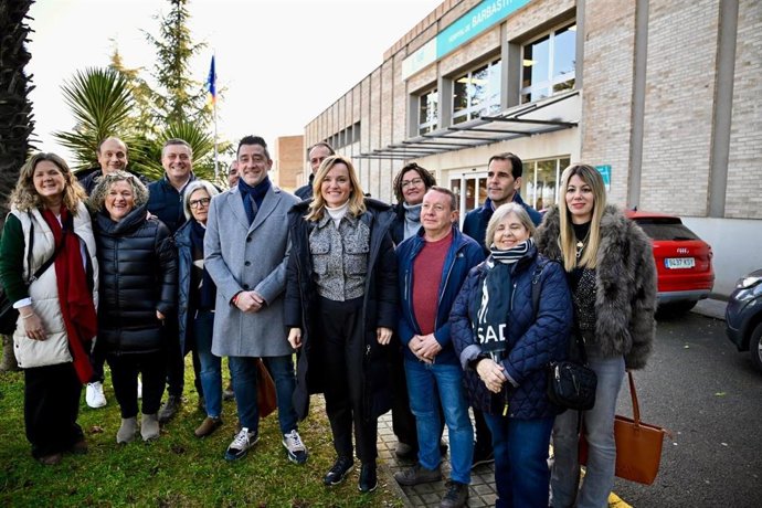 La candidata del PSOE, Pilar Alegría, a las puertas del Hospital Barbastro.