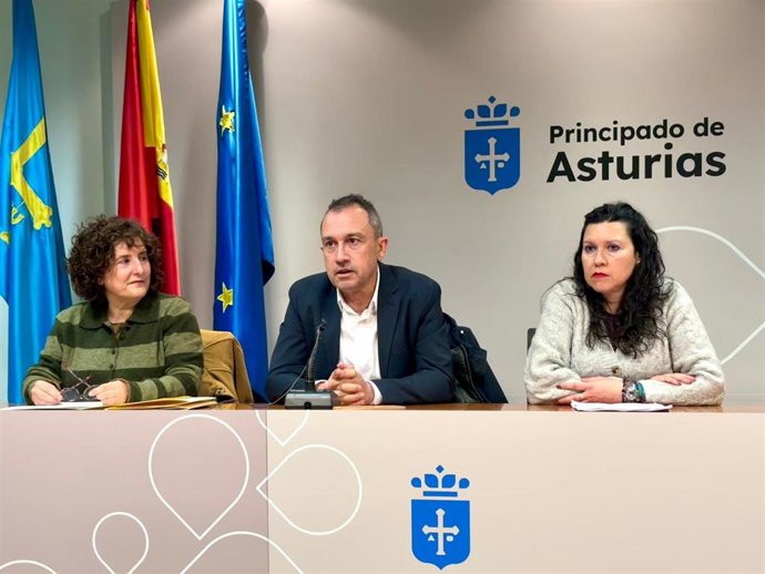 El consejero de Ordenación de Territorio, Urbanismo, Vivienda y Derechos Ciudadanos, Ovidio Zapico, la viceconsejera de Derechos Ciudadanos, Beatriz González, y la directora general de Participación Ciudadana, Nuria Rodríguez.