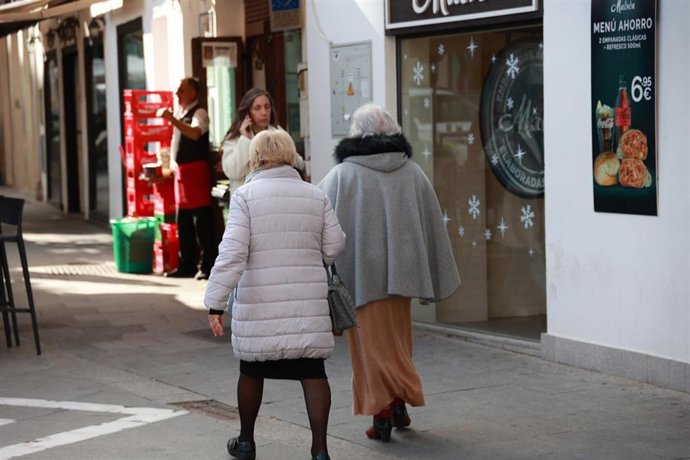 Archivo - Dos personas caminan por una calle comercial de Jerez de la Frontera (Cádiz). ARCHIVO.