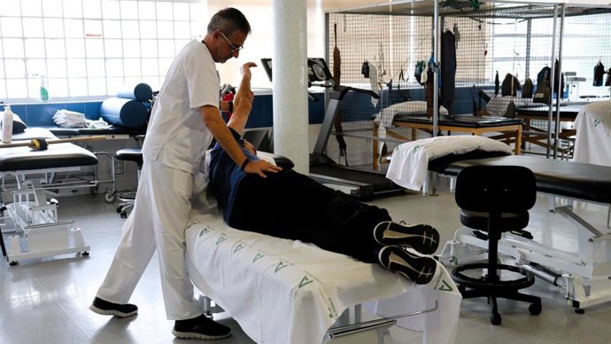 Imagen de archivo de un fisioterapeuta.