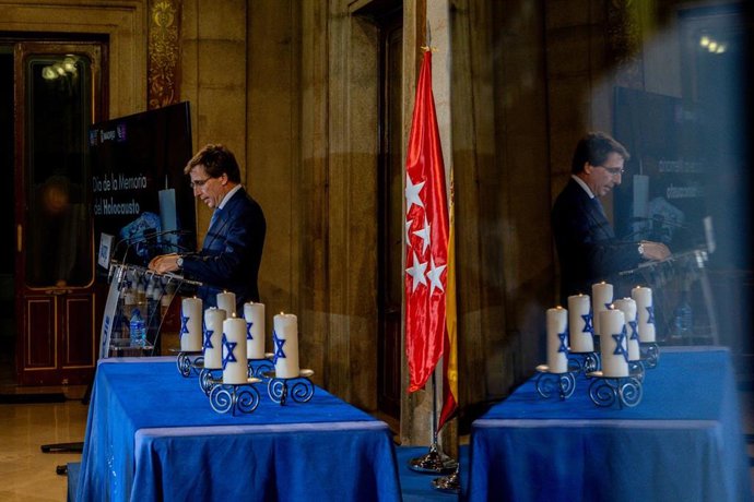 El alcalde de Madrid, José Luis Martínez-Almeida, interviene durante el acto institucional para conmemorar el Día Internacional en Memoria de las Víctimas del Holocausto