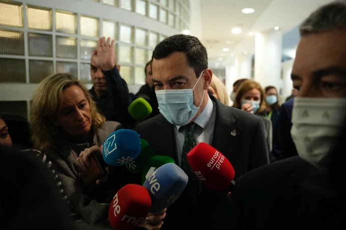 El presidente de la Junta de Andalucía, Juanma Moreno, atiende a los medios antes de intervenir en la presentación del Plan de Atención a Personas Afectadas por Enfermedades Raras de Andalucía (Paper), en Sevilla.