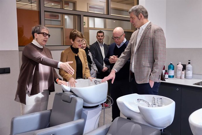 La presidenta Chivite y el consejero Gimeno, durante su visita a las instalaciones del centro de FP de Tudela