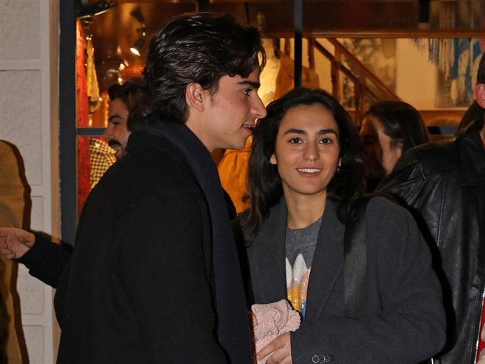 Pedro Antonio Lazaga Flores asiste a la exposición fotográfica homenaje a su Antonio Flores con su novia, Lucía Cepeda, hija de Alba Molina