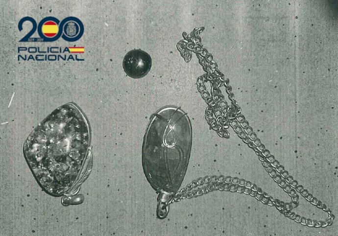 Varias joyas sustraídas por los dos detenidos.