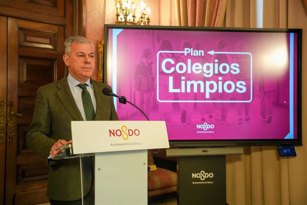 El alcalde de Sevilla, José Luis Sanz, en la presentación del Plan de Colegios Limpios.
