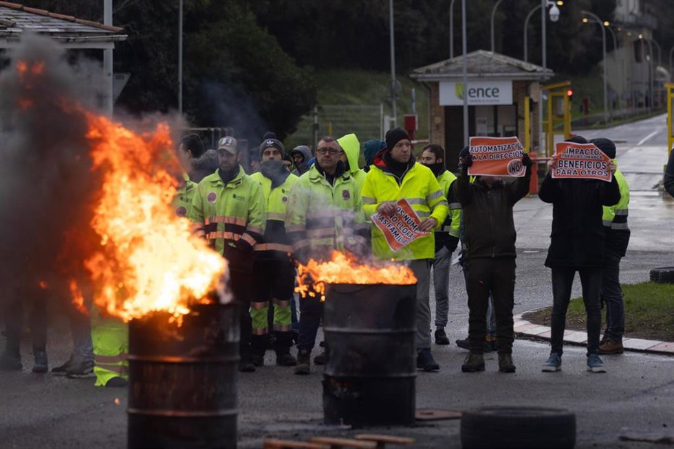 Trabajadores de ENCE Navia durante las movilizaciones de la planta de la pastera ENCE, a 30 de enero de 2026, en Navia, Asturias (España). El comité de empresa de ENCE-Navia ha anunciado el inicio, este martes, de las siete jornadas de huelga previstas 