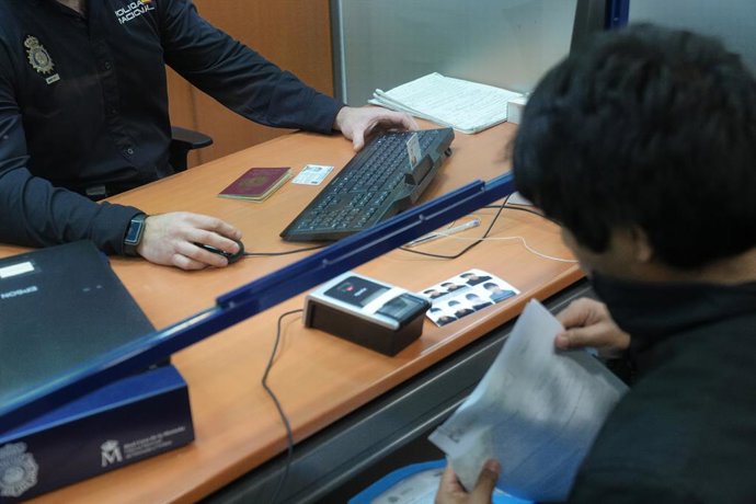 Tràmits d'estrangeria a la Comissaria de la Policia Nacional de l'Hospitalet de Llobregat (Barcelona)