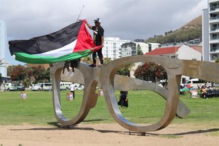Archivo - Un ciudadano sudafricano ondea una bandera palestina en Ciudad del Cabo 