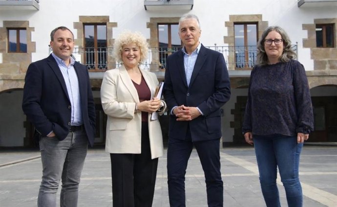 Gipuzkoako Aldundiko eta Lazkaoko Udaleko arduradunak