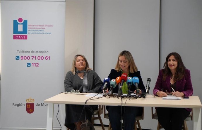 La consejera de Política Social, Familias e Igualdad, Conchita Ruiz, presentando el balance de la red regional de recursos para atender a víctimas de violencia contra la mujer en 2025