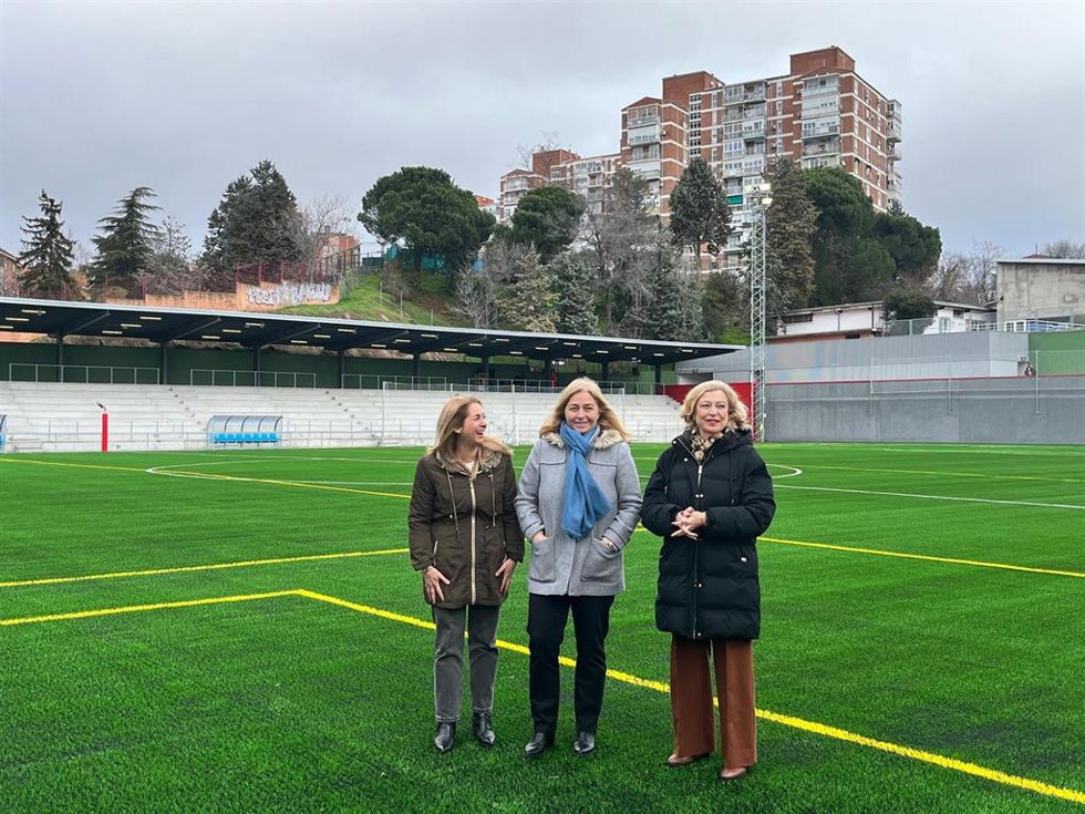 La concejala de Ciudad Lineal, Nadia Álvarez, la vicealcaldesa, Inma Sanz, y la delegada de Obras y Equipamientos, Paloma García Romero, en el campo de fútbol García de la Mata.