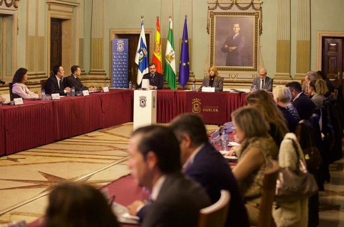 Pleno extrarodinario del Ayuntamiento de Huelva para aprobar el hermanamiento de la capital con Adamuz (Córdoba).