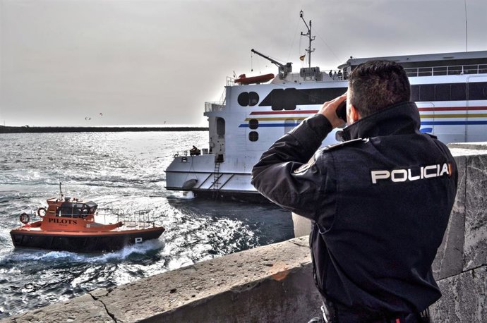 Archivo - Un agente de la Policía Nacional en un operativo de Europol de vigilancia marítima