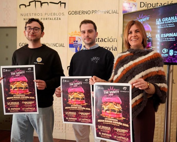 El creador de la hamburguesa, Miguel Muñoz (izda); el gerente de Cochinillo Segoviano, Javier Bernabé, y la diputada de Promoción Provincial, Magdalena Rodríguez.