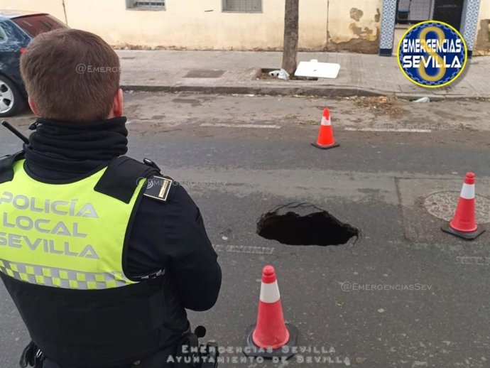 Hundimiento en la calzada en la calle Alondra de Sevilla.