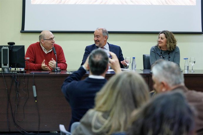 El presidente de Fracaman, Roberto Perea; el rector de la UCLM, Julián Garce, y la consejera de Economía, Empresas y Empleo, Patricia Franco.