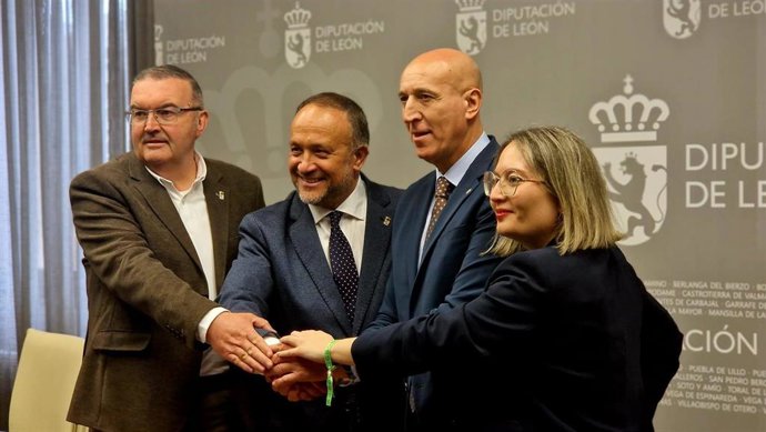 De izquierda a derecha: el vicepresidente de la Diputación y responsable de Productos de León, Roberto Aller; el presidente de la Diputación de León, Gerardo Álvarez; el alcalde de León, José Antonio Diez y la edil de Comercio y Consumo, Camino Orejas.