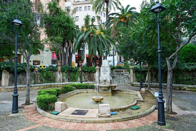 La restaurada fuente central de los jardines de la plaza de la Reina de Palma.