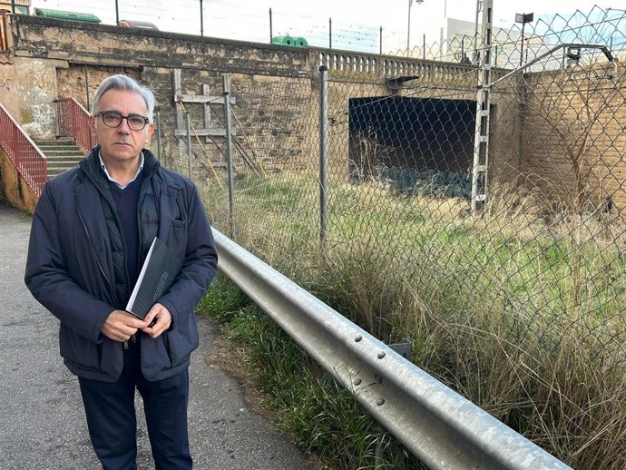 El diputado de Vox en La Rioja, Héctor Alacid, junto a las vías del tren