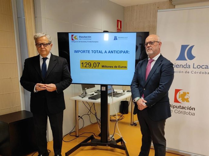 El presidente de la Diputación de Córdoba, Salvador Fuentes (izda.), en el acto de transferencia de anticipo de recaudación a los ayuntamientos de la provincia.