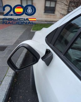 Retrovisor fracturado por el individuo detenido en Salamanca.