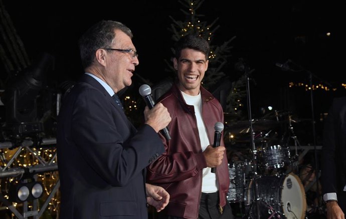 Archivo - El alcalde de Murcia, José Ballesta, junto a Carlos Alcaraz