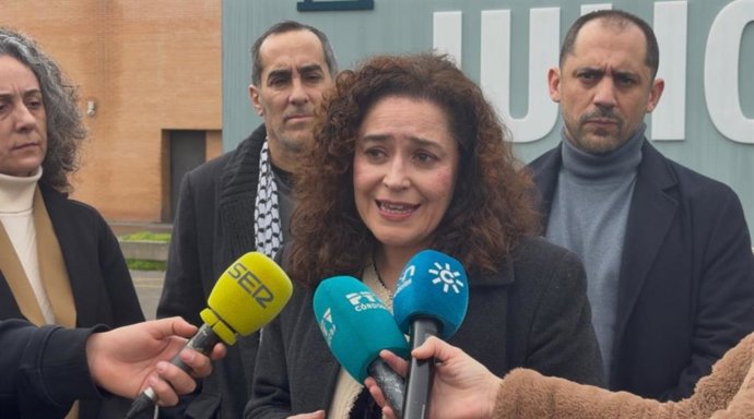 La portavoz del grupo parlamentario Por Andalucía, Inma Nieto, y el coordinador provincial de IU Córdoba, Sebastián Pérez, atienden a medios.
