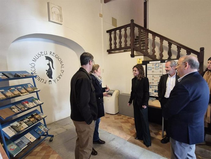 Visita de la secretaria de Estado de Turismo, Rosario Sánchez, al Museu Regional d'Artà.