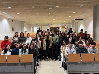 La eurodiputada Rosa Estaràs (PP) imparte una charla sobre la UE a los alumnos del IES Sineu