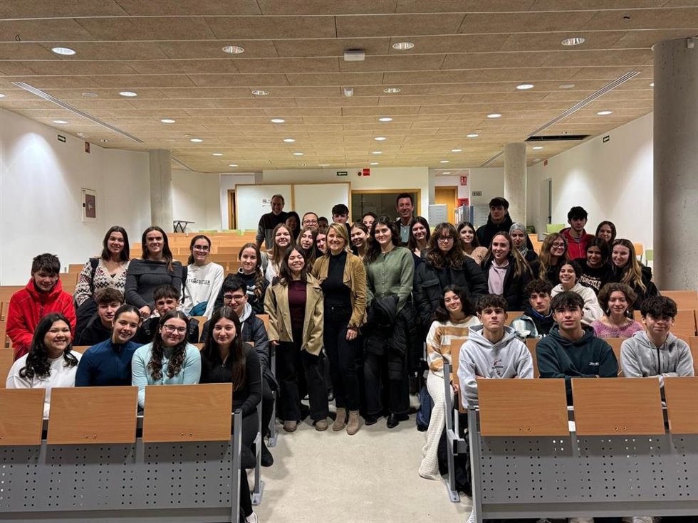 La eurodiputada Rosa Estars (PP) imparte una charla sobre la UE a los alumnos del IES Sineu