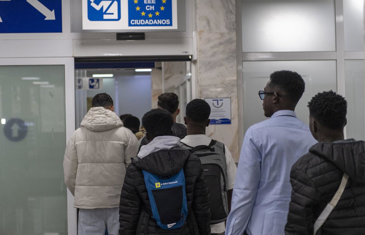 Casi 80 residentes del CETI de Ceuta parten hacia la península