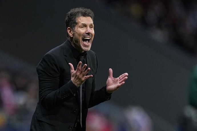 Diego Pablo Simeone, treinador principal do Atlético de Madrid, gesticula durante a partida da fase de grupos da Liga dos Campeões da UEFA 2025/26 entre o Atlético de Madrid e o FK Bodo/Glimt no estádio Riyadh Air Metropolitano, em 28 de janeiro de 2026, 
