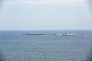 Archivo - Vista general de la zona de la mar donde se encuentra el Faro de Tabarca, a 2 de agosto de 2021, en la Isla de Tabarca, Alicante, (España). Como cada 7 de agosto se celebra el Día Mundial de los Faros, una festividad destinada a promover el cuid