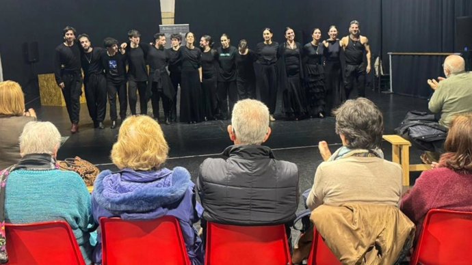 Momento del ensayo del Ballet Flamenco de Andalucía con la asistencia de pacientes con Alzheimer y otras demencias.