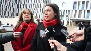 La eurodiputada y secretaria política de Podemos, Irene Montero, y a su lado la candidata a las elecciones del 8F, María Goikoetxea, este viernes frente al Hospital Quirón Salud de Zaragoza.