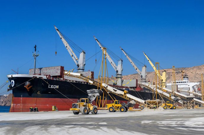 Archivo - Carga de yeso en el Puerto de Carboneras (Almería).