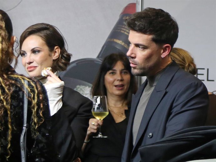 Jessica Bueno y Roberto Mendonza cómplices y cariñosos en el Salon Internacional de Moda Flamenca de Sevilla