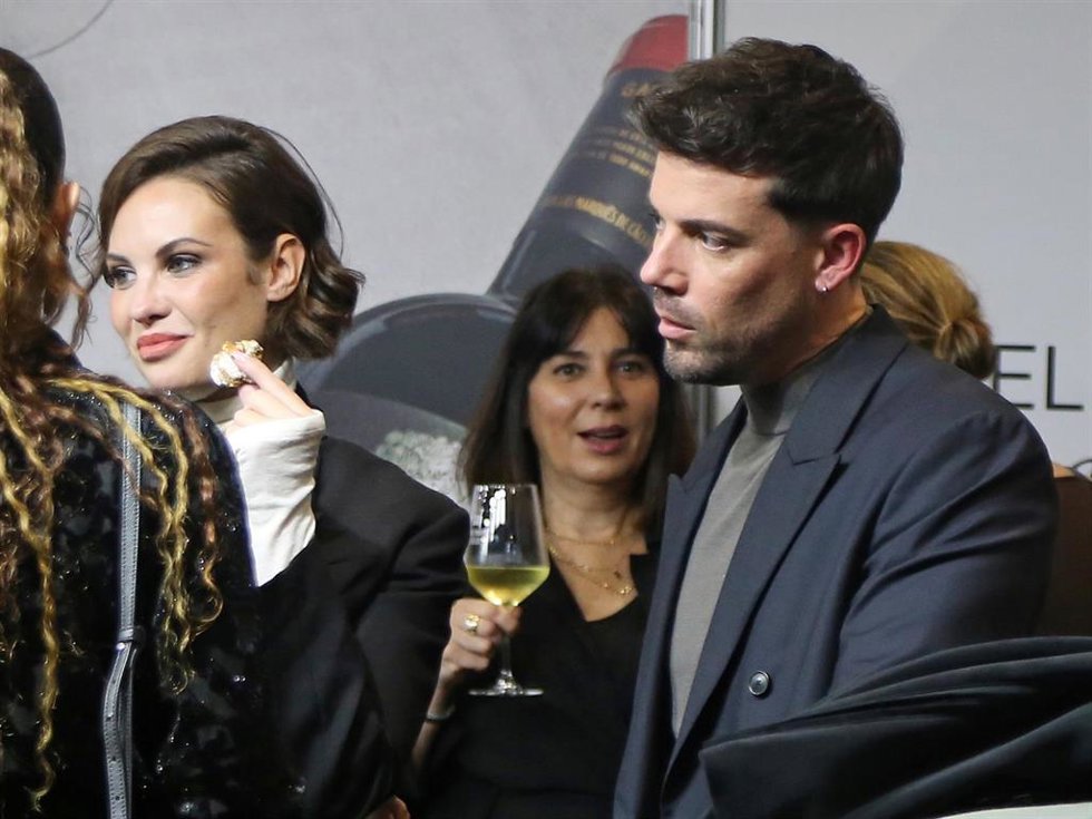 Jessica Bueno y Roberto Mendonza cómplices y cariñosos en el Salon Internacional de Moda Flamenca de Sevilla
